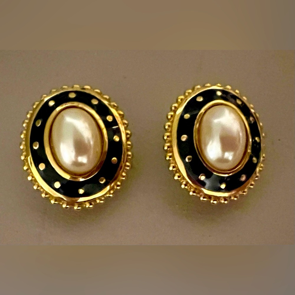 EUC BURBERRY/BURBERRYS faux pearl clip on earrings! Navy blue enamel!